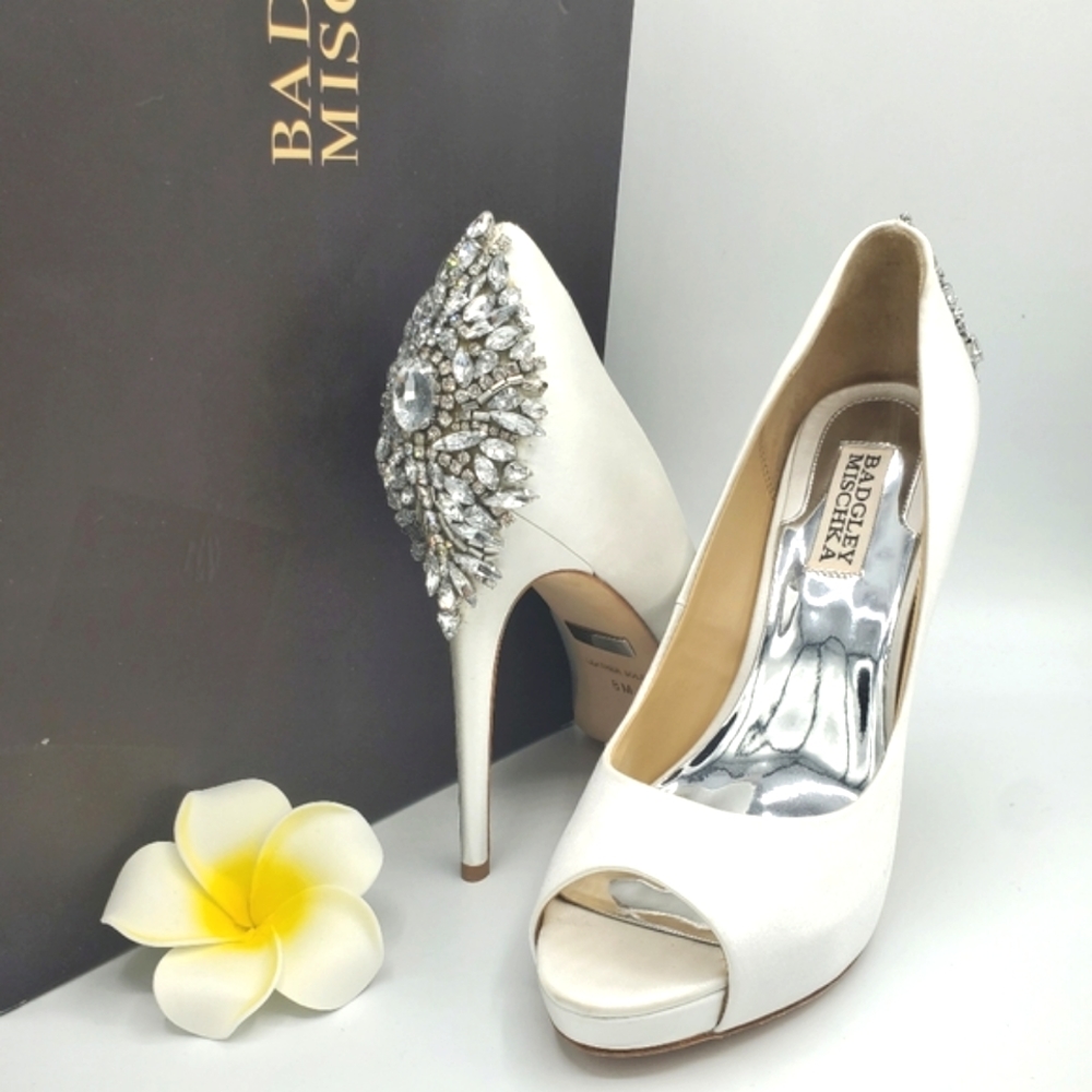 Badgley Mischka Kiara, White, NIB